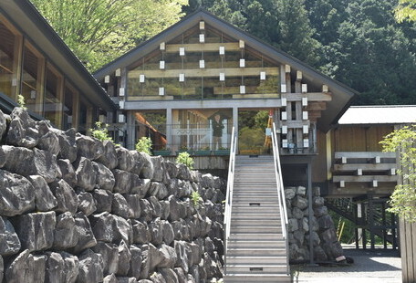 雲の上のホテル 隈研吾の建築案内人とめぐる ゆすはら 穴吹四季の旅 あなぶきトラベル 雲の上のホテル 隈研吾の建築案内人とめぐる ゆすはら 穴吹四季の旅 あなぶきトラベル