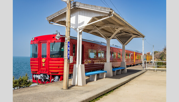 伊予灘ものがたりと紅葉彩る松山城