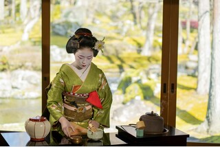 舞妓さんのお点前を鑑賞できる優雅なひととき 梅見の宴